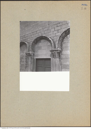 Vorderseite von ICCD [https://www.deutsche-digitale-bibliothek.de/content/lizenzen/rv-ez/] CattedraleWestfassadeAtrium und Portalzone der Oberkirche - Linkes Seitenportal, Detail, bh186192_recto. Foto.