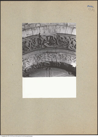 Vorderseite von ICCD [https://www.deutsche-digitale-bibliothek.de/content/lizenzen/rv-ez/] HauptportalArchivolten mit Tieren und fantastischen Kreaturen - Mittleres Teil, Detail, bh186195_recto. Foto.