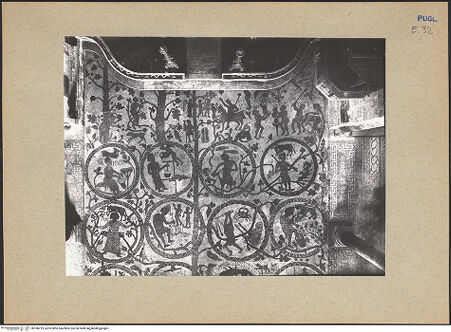 Vorderseite von ICCD [https://www.deutsche-digitale-bibliothek.de/content/lizenzen/rv-ez/] Fußbodenmosaik des Mittelschiffes (Lebensbaum, Alexander der Große, der Turm von Babel, Geschichte des Noah, Monatsarbeiten, der Sündenfall, Abel und Kain, König Artus) - Östlicher Teil (vor der Restaurierung 1986-1991), bh186219_recto. Foto.