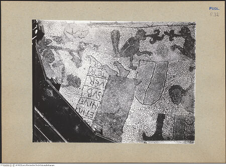 Vorderseite von ICCD [https://www.deutsche-digitale-bibliothek.de/content/lizenzen/rv-ez/] Fußbodenmosaik des Presbyteriums (Der Baum der Erkenntnis, der Sündenfall, die Königin von Saba, Salomo, Tiere) - Mosaik der Apsis, Detail, Jona prophezeit die Zerstörung von Ninive (vor der Restaurierung 1986-1991), bh186220_recto. Foto.