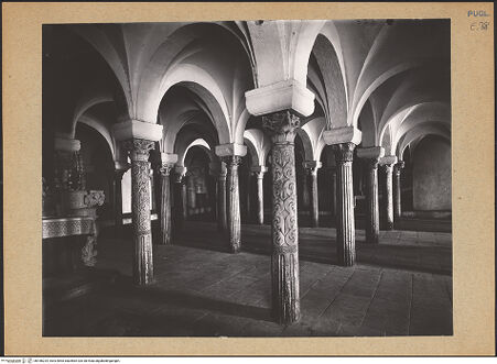 Vorderseite von ICCD [https://www.deutsche-digitale-bibliothek.de/content/lizenzen/rv-ez/] CattedraleKrypta - Innenansicht von Nordosten, bh186224_recto. Foto.