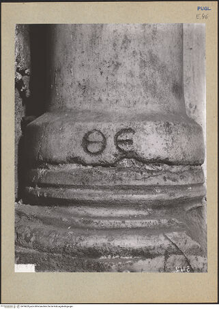 Vorderseite von ICCD [https://www.deutsche-digitale-bibliothek.de/content/lizenzen/rv-ez/] Sockel einer Säule - Gesamtansicht, bh186229_recto. Foto.