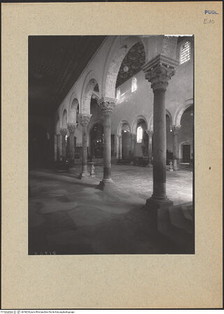 Vorderseite von ICCD [https://www.deutsche-digitale-bibliothek.de/content/lizenzen/rv-ez/] CattedraleNordseitenschiff und Pfeiler der nördlichen Arkade - Ansicht von Nordwesten, bh186234_recto. Foto.