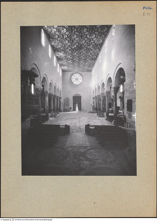 Vorderseite von ICCD [https://www.deutsche-digitale-bibliothek.de/content/lizenzen/rv-ez/] CattedraleMittelschiff - Ansicht von Osten, bh186235_recto. Foto.