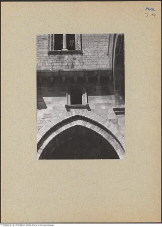 Vorderseite von ICCD [https://www.deutsche-digitale-bibliothek.de/content/lizenzen/rv-ez/] CattedraleCampanile - Konsolgesims des Turmsockels und Baumeisterinschrift von Osten, bh186244_recto. Foto.