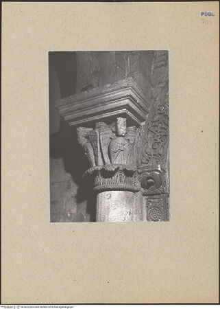 Vorderseite von ICCD [https://www.deutsche-digitale-bibliothek.de/content/lizenzen/rv-ez/] KapitelleKapitell mit Erzengel (auf der linken Seite des Portals) - Ansicht von rechts, bh186328_recto. Foto.