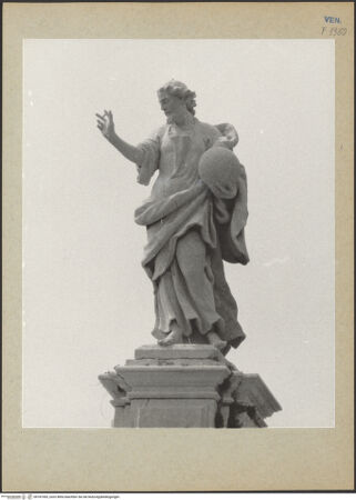 Vorderseite von Böhm, Osvaldo [https://www.deutsche-digitale-bibliothek.de/content/lizenzen/rv-ez/] Giebelskultpturen: Christus, Fides und Spes Christus als Salvator Mundi  - Gesamtansicht, bh187365_recto. Foto.