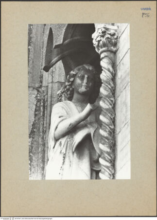 Vorderseite von Pace, Valentino [https://www.deutsche-digitale-bibliothek.de/content/lizenzen/rv-ez/] HauptportalVerkündigungsengel - Detail: Engel, Oberkörper, bh187837_recto. Foto: Pace, Valentino.