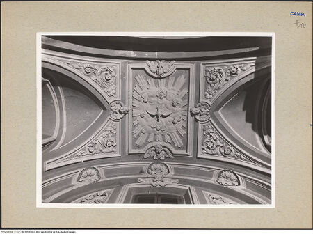 Vorderseite von Hutzel, Max [https://www.deutsche-digitale-bibliothek.de/content/lizenzen/rv-ez/] San Tammaro - Linker Querhausarm, Gewölbe, bh188560_recto. Foto: Hutzel, Max.