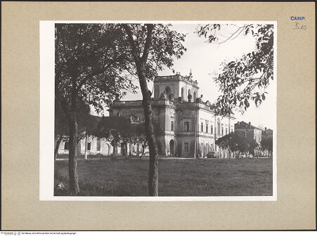 Vorderseite von Hutzel, Max [https://www.deutsche-digitale-bibliothek.de/content/lizenzen/rv-ez/] Tenuta di CarditelloCasino Reale - Hauptfassade, Seitenansicht, bh188604_recto. Foto: Hutzel, Max.