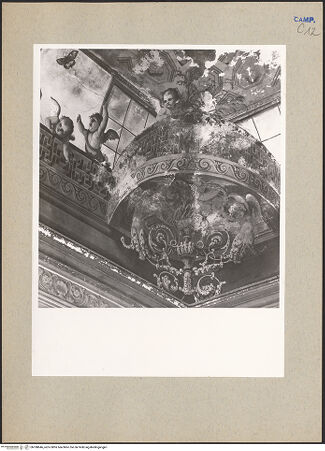 Vorderseite von Hutzel, Max [https://www.deutsche-digitale-bibliothek.de/content/lizenzen/rv-ez/] Scheinarchitekturen mit Putti - Zwickel, Detail, bh188646_recto. Foto: Hutzel, Max.