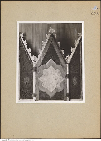 Vorderseite von Sopr. BAS NA [https://www.deutsche-digitale-bibliothek.de/content/lizenzen/rv-ez/] Triptychon mit einer Kreuzigung mit der Trinität (Gnadenstuhl) - Rückseite: Wappen (Minutolo Familie), bh189081_recto. Foto.