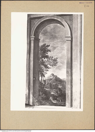 Vorderseite von Bibliotheca Hertziana [https://www.deutsche-digitale-bibliothek.de/content/lizenzen/rv-fz/] Weite Landschaften hinter illusionistischer Kolonnade mit bekrönender BalustradeQuadraturmalerei mit Gebirgslandschaften hinter Rundbögen, Stromschnellen und oktagonaler Deckenöffnung mit Blumenvase - Detail der rechten Laibungswand mit gemalter Architektur und Gebirgslandschaft mit Wasserfall, bh189167_recto. Foto: Rigamonti, F..