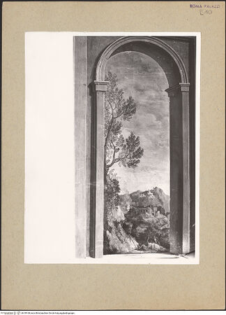 Vorderseite von Bibliotheca Hertziana [https://www.deutsche-digitale-bibliothek.de/content/lizenzen/rv-fz/] Weite Landschaften hinter illusionistischer Kolonnade mit bekrönender BalustradeQuadraturmalerei mit Gebirgslandschaften hinter Rundbögen, Stromschnellen und oktagonaler Deckenöffnung mit Blumenvase - Detail der linken Laibungswand mit gemalter Architektur und Gebirgslandschaft mit Burg, bh189168_recto. Foto: Rigamonti, F..