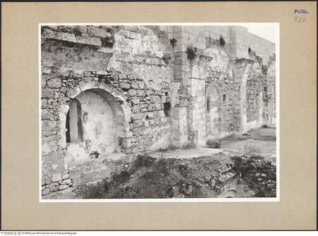 Vorderseite von Sopr. BAS BA [https://www.deutsche-digitale-bibliothek.de/content/lizenzen/rv-ez/] Santa Maria di Casole - Nordseite, Detail, bh189520_recto. Foto.