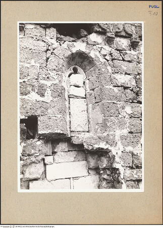 Vorderseite von Sopr. BAS BA [https://www.deutsche-digitale-bibliothek.de/content/lizenzen/rv-ez/] Santa Maria di Casole - Südseite, Detail: Fenster, bh189522_recto. Foto.