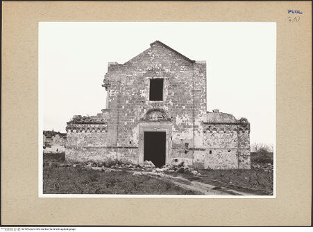 Vorderseite von Sopr. BAS BA [https://www.deutsche-digitale-bibliothek.de/content/lizenzen/rv-ez/] Santa Maria di Casole - Haptfassade von Westen, bh189524_recto. Foto.