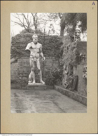 Vorderseite von Kunsthistorisches Institut der Universität Wien [https://www.deutsche-digitale-bibliothek.de/content/lizenzen/rv-ez/] Neptun vom Neptunbrunnen - Gesamtansicht, bh190085_recto. Foto.