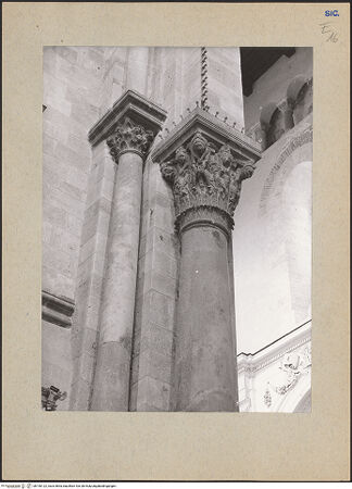 Vorderseite von Kunsthistorisches Institut der Universität Wien [https://www.deutsche-digitale-bibliothek.de/content/lizenzen/rv-ez/] Kapitelle des TriumphbogensNordkapitelle - Ansicht von Südwesten, bh190122_recto. Foto.