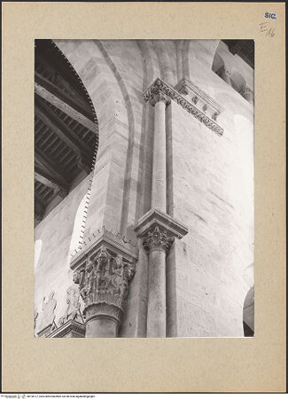 Vorderseite von Kunsthistorisches Institut der Universität Wien [https://www.deutsche-digitale-bibliothek.de/content/lizenzen/rv-ez/] Kapitelle des TriumphbogensNordkapitelle - Ansicht von Südosten, bh190127_recto. Foto.