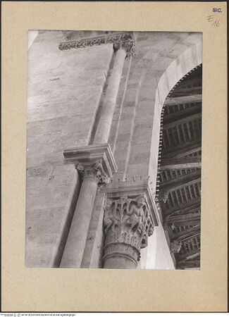 Vorderseite von Kunsthistorisches Institut der Universität Wien [https://www.deutsche-digitale-bibliothek.de/content/lizenzen/rv-ez/] Kapitelle des TriumphbogensSüdkapitelle - Ansicht von Nordosten, bh190128_recto. Foto.