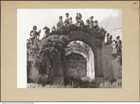 Vorderseite von Kunsthistorisches Institut der Universität Wien [https://www.deutsche-digitale-bibliothek.de/content/lizenzen/rv-ez/] Skulpturengruppe aus fabelhaften und mythologischen Wesen, sog. MostriHoftor mit Drachen, Sirene und Mischwesen (Mostri) - Gesamtansicht, bh190336_recto. Foto.