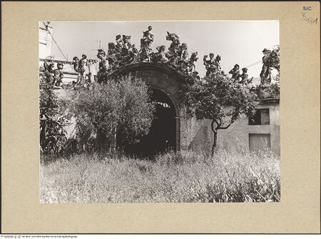 Vorderseite von Kunsthistorisches Institut der Universität Wien [https://www.deutsche-digitale-bibliothek.de/content/lizenzen/rv-ez/] Skulpturengruppe aus fabelhaften und mythologischen Wesen, sog. MostriHoftor mit doppelschwänziger Sirene und Triton - Gesamtansicht, bh190337_recto. Foto.