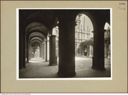 Vorderseite von Perotti, Mario [https://www.deutsche-digitale-bibliothek.de/content/lizenzen/rv-ez/] Santa Maria presso San Celso - Ansicht von Nordwesten, bh190626_recto. Foto.