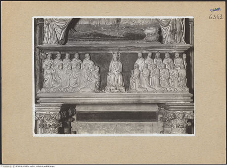 Vorderseite von Sopr. BAS NA [https://www.deutsche-digitale-bibliothek.de/content/lizenzen/rv-ez/] Grabmal des Karl von KalabrienKarl von Kalabrien zwischen Geistliche und Höflinge - Vorderseite (vor 1943), bh190958_recto. Foto.