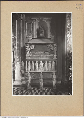 Vorderseite von Sopr. BAS NA [https://www.deutsche-digitale-bibliothek.de/content/lizenzen/rv-ez/] Grabmal der Isabella d'Apia (gest. 1375) - Frontalansicht, bh190960_recto. Foto.