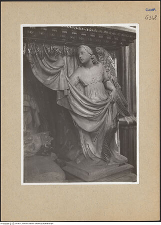 Vorderseite von Bibliotheca Hertziana [https://rightsstatements.org/page/CNE/1.0/] Grabmal des Königs Robert I.Untere Hälfte: Karyatiden, Sarkophag und Grabkammer - Vorhanghaltender Engel rechts (vor 1943), bh190971_recto. Foto.