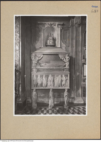 Vorderseite von Sopr. BAS NA [https://www.deutsche-digitale-bibliothek.de/content/lizenzen/rv-ez/] Grabmal des Raimondo del Balzo (gest. 1375) - Gesamtansicht, bh190974_recto. Foto.