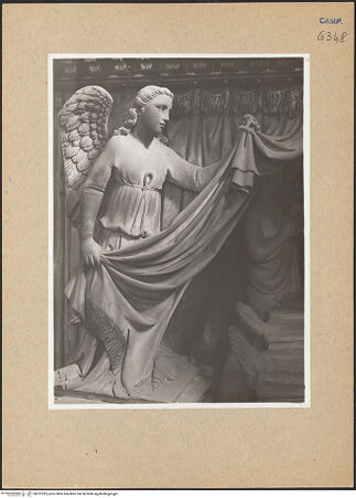 Vorderseite von Bibliotheca Hertziana [https://rightsstatements.org/page/CNE/1.0/] Grabmal des Königs Robert I.Untere Hälfte: Karyatiden, Sarkophag und Grabkammer - Vorhanghaltender Engel links (vor 1943), bh191025_recto. Foto.