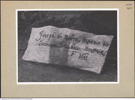 Vorderseite von Sopr. BAS NA [https://www.deutsche-digitale-bibliothek.de/content/lizenzen/rv-ez/] Christus gibt den Aposteln die Kommunion - Detail: Signatur des Jusepe de Ribera, bh191408_recto. Foto.