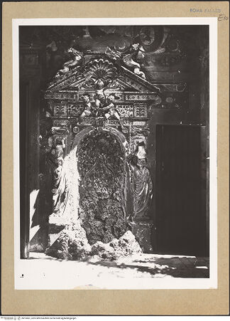 Vorderseite von ICCD [https://www.deutsche-digitale-bibliothek.de/content/lizenzen/rv-ez/] Mosaikbesetzter Ädikulawandbrunnen mit Sprenggiebel und Figurenschmuck - Historischer Zustand um 1875, bh193061_recto. Foto.