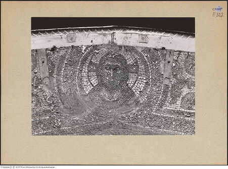 Vorderseite von ICCD [https://www.deutsche-digitale-bibliothek.de/content/lizenzen/rv-ez/] Madonna zwischen den heiligen Januarius und Restituta - Detail: Christus, bh193719_recto. Foto.