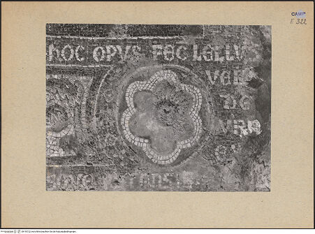 Vorderseite von ICCD [https://www.deutsche-digitale-bibliothek.de/content/lizenzen/rv-ez/] Madonna zwischen den heiligen Januarius und Restituta - Detail: Signatur des Lello da Orvieto, bh193722_recto. Foto.