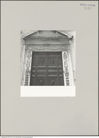 Vorderseite von Bibliotheca Hertziana [https://www.deutsche-digitale-bibliothek.de/content/lizenzen/rv-fz/] San CosimatoPortalrahmung - Detail: oberes Drittel, bh194178_recto. Foto.