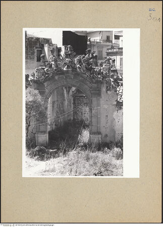 Vorderseite von Courtauld Institute [https://www.deutsche-digitale-bibliothek.de/content/lizenzen/rv-ez/] Skulpturengruppe aus fabelhaften und mythologischen Wesen, sog. MostriHoftor mit Drachen, Sirene und Mischwesen (Mostri) - Gesamtansicht, bh195029_recto. Foto.