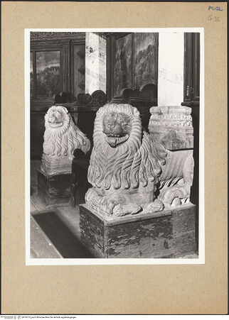 Vorderseite von Sopr. BAS BA [https://www.deutsche-digitale-bibliothek.de/content/lizenzen/rv-ez/] Grabmal für Giovanni Antonio Orsini del Balzo (gest. 1463) - Detail, Tragfiguren (Löwen) links, bh195775_recto. Foto.