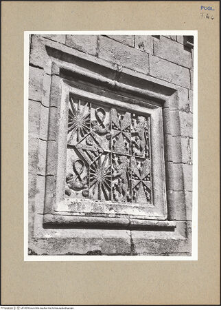 Vorderseite von Sopr. BAS BA [https://www.deutsche-digitale-bibliothek.de/content/lizenzen/rv-ez/] Wappen des Giovanni Antonio Orisini del Balzo - Gesamtansicht (südliche Seite), bh195788_recto. Foto.