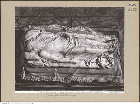 Vorderseite von Alinari [https://www.deutsche-digitale-bibliothek.de/content/lizenzen/rv-ez/] Aufgebahrter Christus (Cristo Velato) - Gesamtansicht von oben, bh195867_recto. Foto.