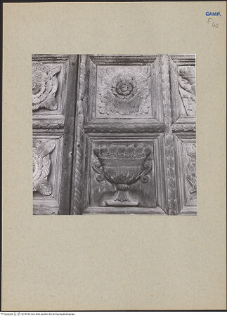 Vorderseite von Bibliotheca Hertziana [https://www.deutsche-digitale-bibliothek.de/content/lizenzen/rv-fz/] Kassettierte Doppelflügeltür mit floralen Motiven und den Heiligen Antonius von Padua und Franz von Assisi - Detail: Rosette und Kelch, bh196769_recto. Foto: Lehmann-Brockhaus, Otto.