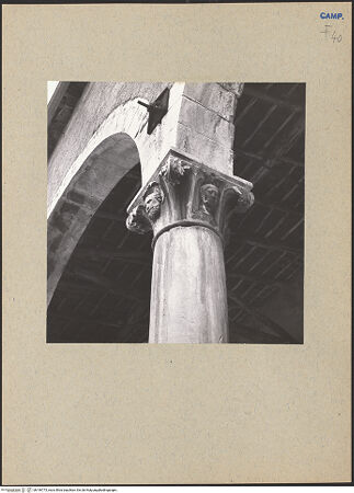 Vorderseite von Bibliotheca Hertziana [https://www.deutsche-digitale-bibliothek.de/content/lizenzen/rv-fz/] Drittes Kapitell von links - Seitenansicht, bh196773_recto. Foto: Lehmann-Brockhaus, Otto.