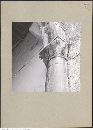 Vorderseite von Bibliotheca Hertziana [https://www.deutsche-digitale-bibliothek.de/content/lizenzen/rv-fz/] Viertes Kapitell von links - Seitenansicht, bh196774_recto. Foto: Lehmann-Brockhaus, Otto.