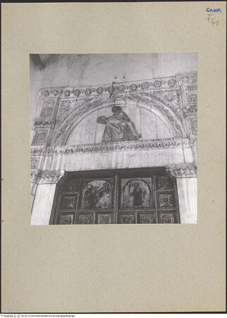 Vorderseite von Bibliotheca Hertziana [https://www.deutsche-digitale-bibliothek.de/content/lizenzen/rv-fz/] Portal mit dem Relief einer Pietà - Teilansicht: Lünette, bh196775_recto. Foto: Lehmann-Brockhaus, Otto.