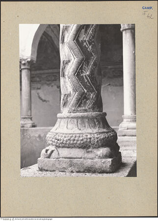 Vorderseite von Bibliotheca Hertziana [https://www.deutsche-digitale-bibliothek.de/content/lizenzen/rv-fz/] Detail: Säulenbasis, bh196782_recto. Foto: Lehmann-Brockhaus, Otto.