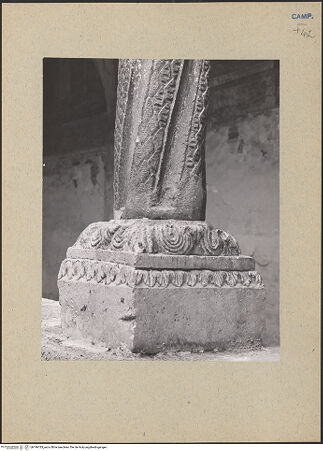 Vorderseite von Bibliotheca Hertziana [https://www.deutsche-digitale-bibliothek.de/content/lizenzen/rv-fz/] Detail: Säulenbasis, bh196783_recto. Foto: Lehmann-Brockhaus, Otto.