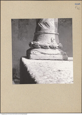 Vorderseite von Bibliotheca Hertziana [https://www.deutsche-digitale-bibliothek.de/content/lizenzen/rv-fz/] Detail: Säulenbasis, bh196784_recto. Foto: Lehmann-Brockhaus, Otto.