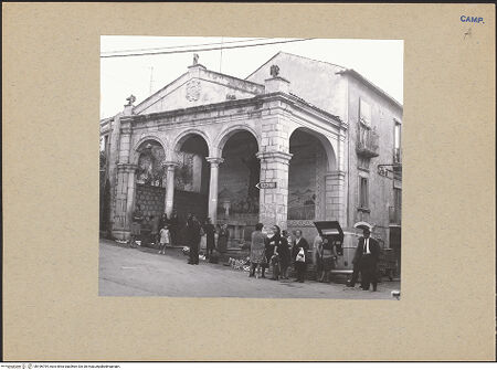 Vorderseite von Bibliotheca Hertziana [https://www.deutsche-digitale-bibliothek.de/content/lizenzen/rv-fz/] Il Seggio - Gesamtansicht, bh196794_recto. Foto: Lehmann-Brockhaus, Otto.